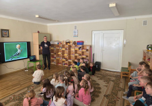 Pan ornitolog opowiada dzieciom ciekawostki o ptakach.