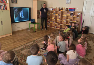 Pan ornitolog opowiada dzieciom ciekawostki o ptakach.