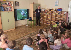 Pan ornitolog opowiada dzieciom ciekawostki o ptakach.