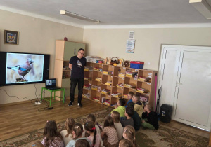 Pan ornitolog opowiada dzieciom ciekawostki o ptakach.