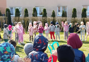 Zabawy z Wiosną na placu przedszkolnym.