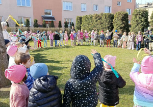 Zabawy z Wiosną na placu przedszkolnym.