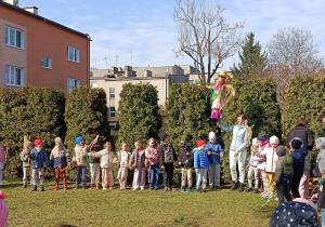 Zabawy z Wiosną na placu przedszkolnym.