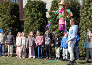 Zabawy z Wiosną na placu przedszkolnym.