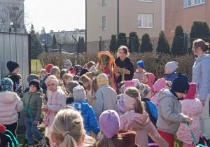 Zabawy z Wiosną na placu przedszkolnym.