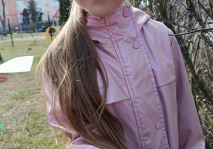 Wiosna pod postacią biedronki usiadła na kurtce Julci.