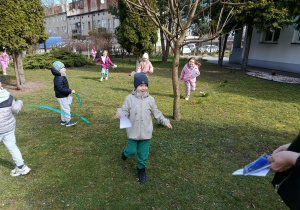 Zabawy z Wiosną na placu przedszkolnym.