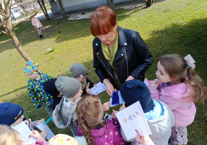 Zabawy z Wiosną na placu przedszkolnym.