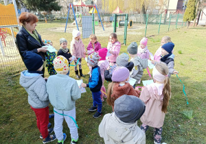 Zabawy z Wiosną na placu przedszkolnym.
