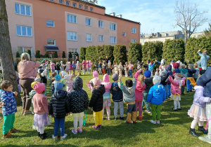 Zabawy z Wiosną na placu przedszkolnym.
