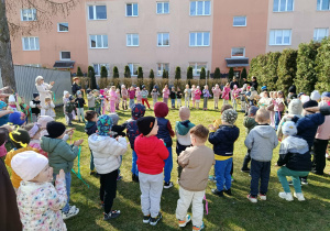 Zabawy z Wiosną na placu przedszkolnym.