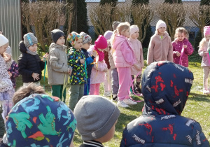 Zabawy z Wiosną na placu przedszkolnym.