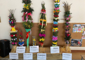 Wszystkie palmy wielkanocne, biorące udział w konkursie.