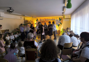 Lenka odbiera swoja nagrodę