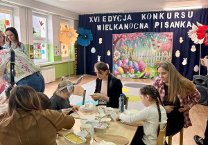 Nela ozdabia swoje jajeczko.