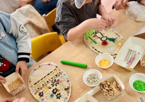 Nela ozdabia swoje jajeczko.