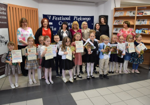 Wszyscy uczestnicy konkursu, jury i organizatorzy pozują do wspólnego zdjęcia.