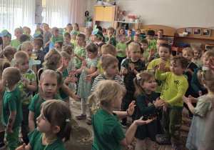 Wspólne zabawy przy piosence o ekologii.