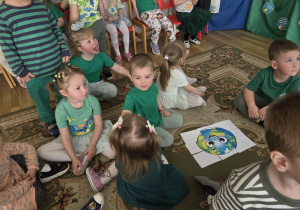 Układanie puzzli tematycznych.