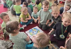 Układanie puzzli tematycznych.