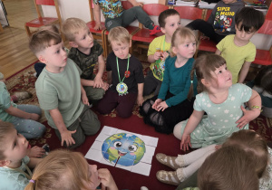 Układanie puzzli tematycznych.