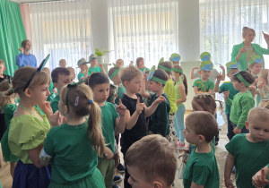 Wspólne zabawy przy piosence o ekologii.
