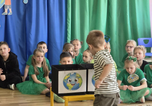 Dzieci wykonują zadania tematyczne.