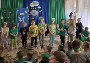 Przedszkolaki prezentują medale zdobyte w konkursach i quizach.