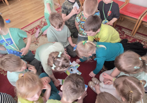 Dzieci układają puzzle tematyczne.