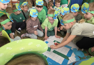 Rozwiązywanie krzyżówki ekologicznej.