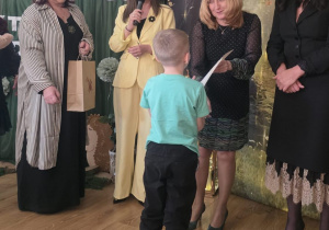 Igor odbiera nagrodę z rąk Pani wiceprezydent.