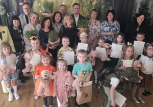 Wszyscy uczestnicy konkursu z jury i organizatorami.