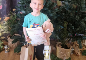 Igor prezentuje dyplom i Nagrodę Specjalną.