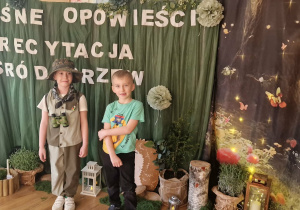 Nasi chłopcy pozują do zdjęcia po konkursie.