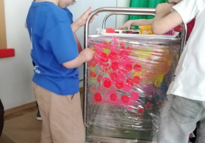 Wspólne zabawy z gośćmi. Malowanie farbami.