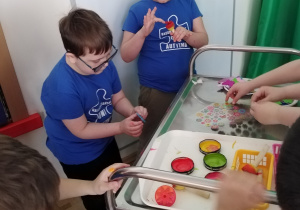 Wspólne zabawy z gośćmi. Malowanie farbami.