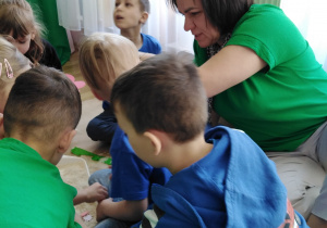 Wspólne zabawy z gośćmi.