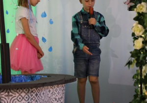 Aktorzy z grupy Motylków podczas przedstawienia.