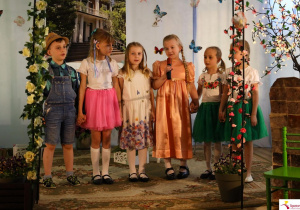 Aktorzy z grupy Motylków podczas przedstawienia.