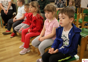 Dzieci na widowni z zachwytem oglądają przedstawienie.