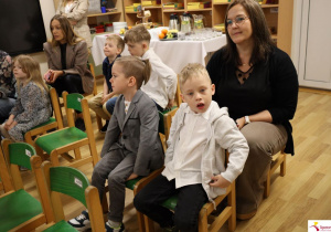 Dzieci na widowni z zachwytem oglądają przedstawienie.