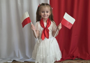 Klara z flagami biało czerwonymi.
