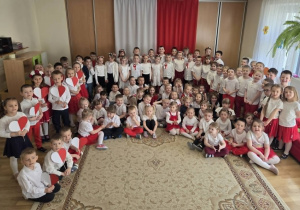 Przedszkolaki ustawione do hymnu.