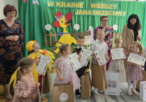 Uczestnicy konkursu pozują do wspólnego zdjęcia.