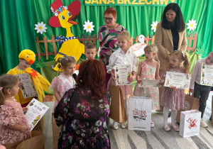 Uczestnicy prezentują swoje dyplomy i nagrody.