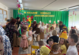 Natalka idzie po swoją nagrodę i dyplom za I miejsce.