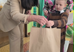 Maciuś odbiera dyplom i nagrodę
