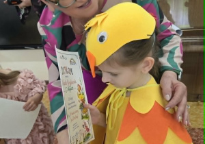 Natalka odbiera nagrodę i dyplom od jurorki.