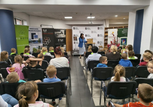 Dzieci słuchają opowieści autorki.