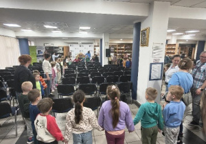 Wspólne zabawy z pisarką.